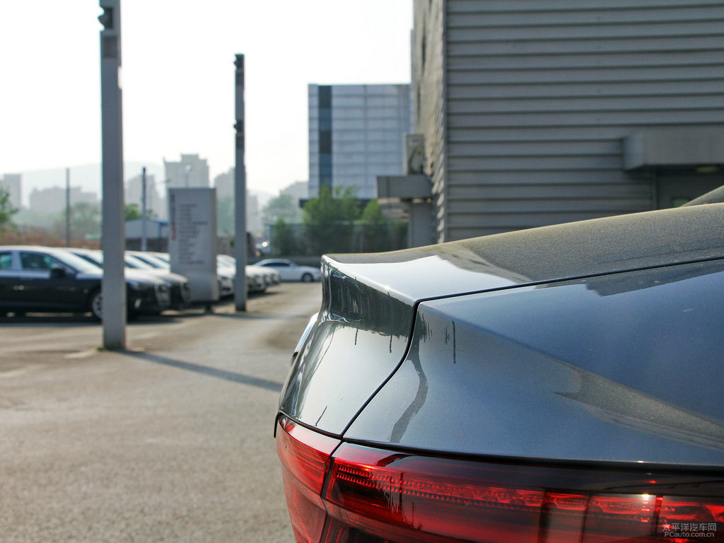 季風(fēng)灰奧迪A4L車尾外觀圖片