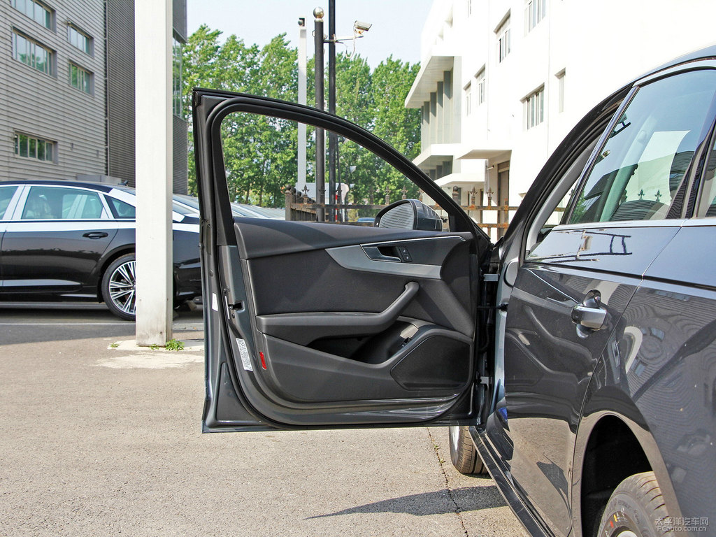 季風(fēng)灰?jiàn)W迪A4L車(chē)廂內(nèi)飾圖片
