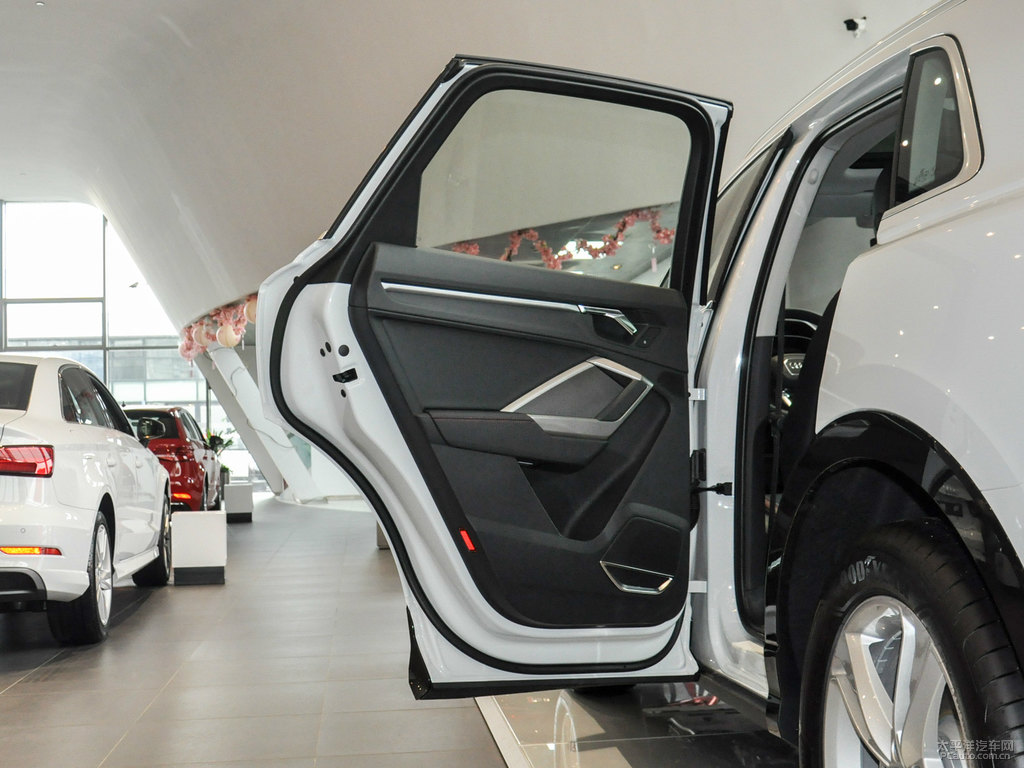 冰川白奧迪Q3車廂內(nèi)飾圖片