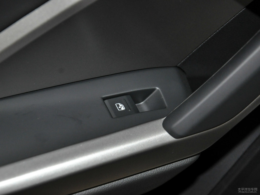 冰川白奧迪Q3車廂內(nèi)飾圖片