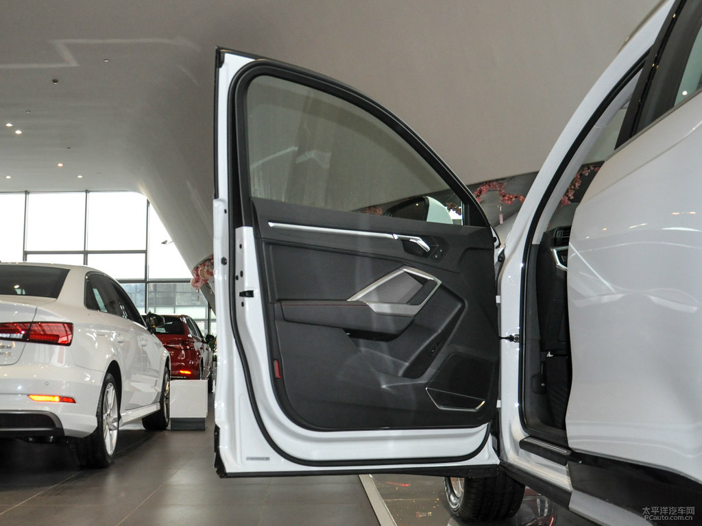 冰川白奧迪Q3車廂內(nèi)飾圖片