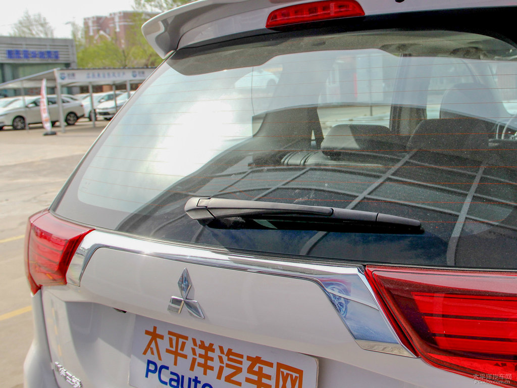 珍珠白歐藍(lán)德車尾外觀圖片