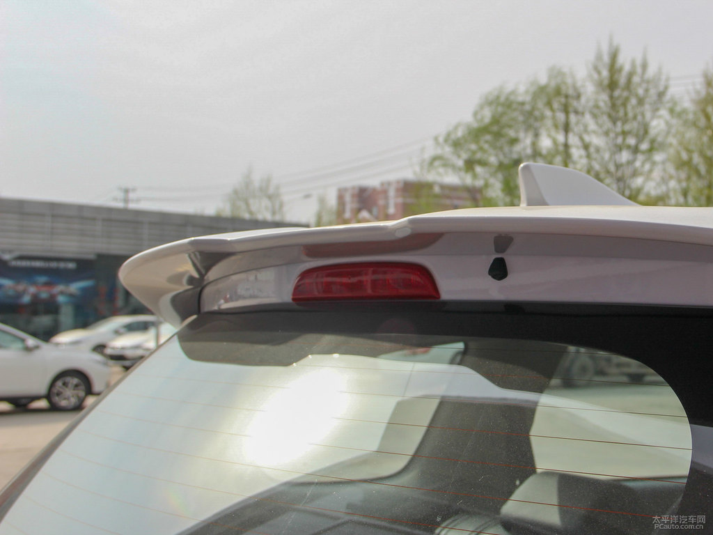 珍珠白歐藍(lán)德車尾外觀圖片