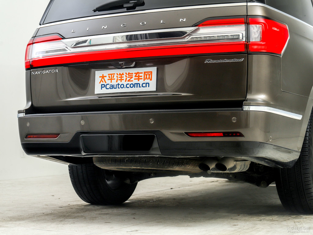 落霞金領(lǐng)航員車尾外觀圖片
