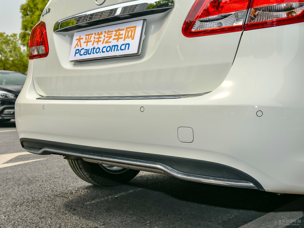 卷云白奔馳B級(jí)車(chē)尾外觀(guān)圖片