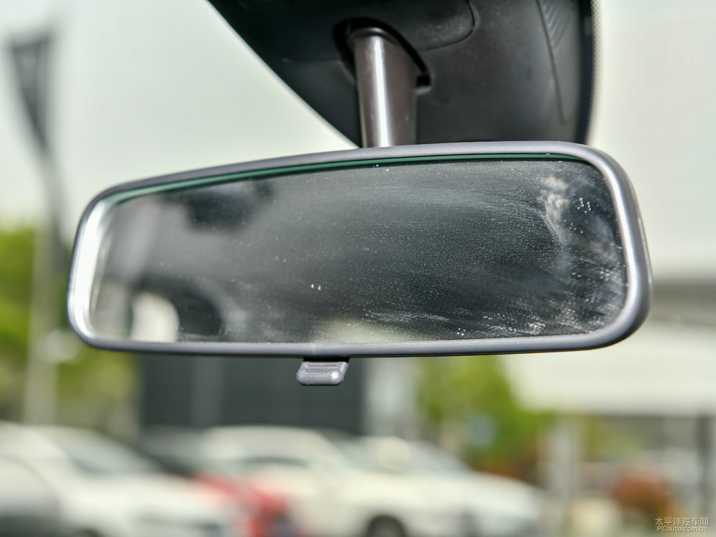 卷云白奔馳B級車廂內飾圖片