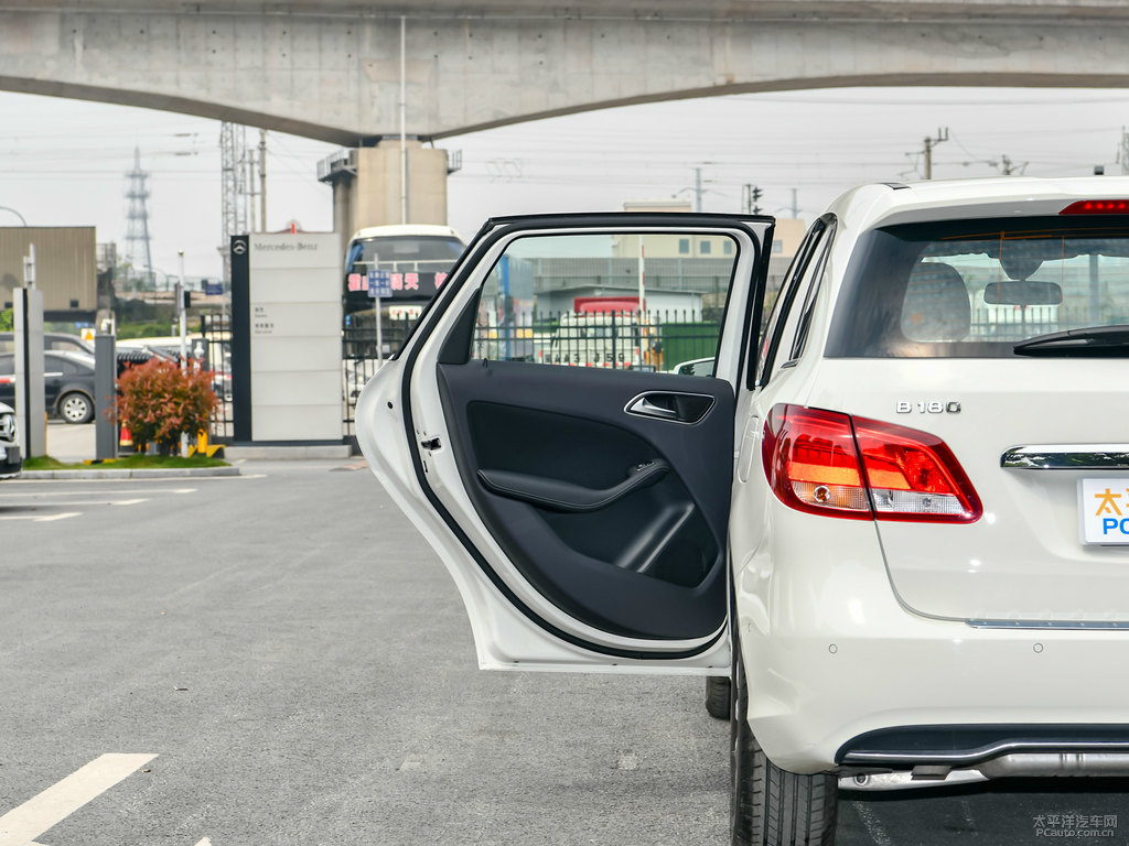 卷云白奔馳B級車廂內(nèi)飾圖片