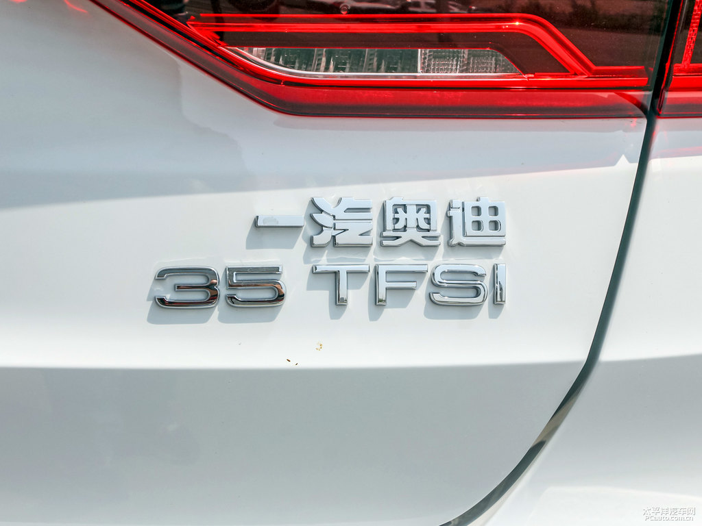 冰川白奧迪Q3車尾外觀圖片
