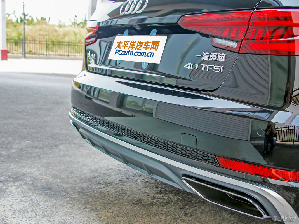 傳奇黑奧迪A4L車(chē)尾外觀圖片