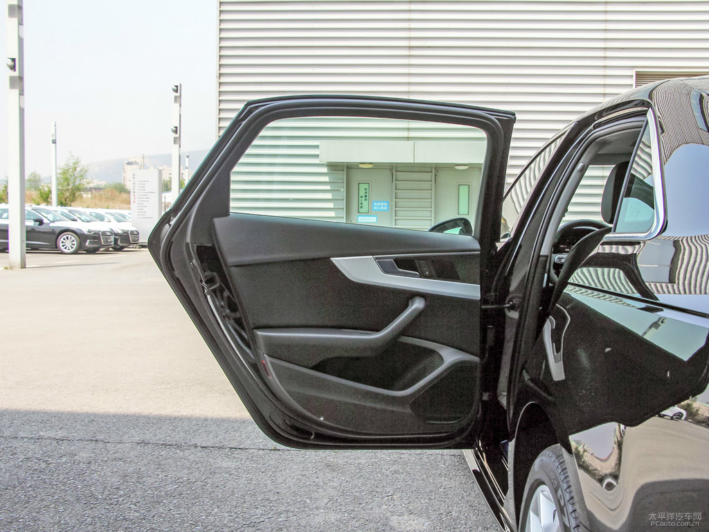 傳奇黑奧迪A4L車廂內(nèi)飾圖片