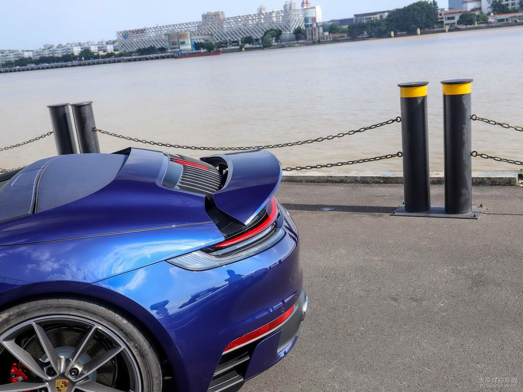 龍膽藍保時捷911車尾外觀圖片