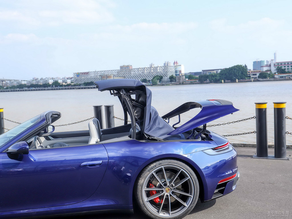 龍膽藍保時捷911車身外觀圖片