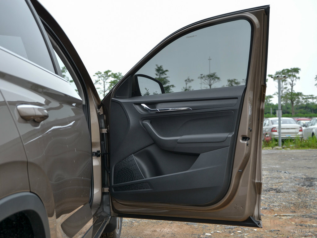 摩登金柯米克車廂內(nèi)飾圖片