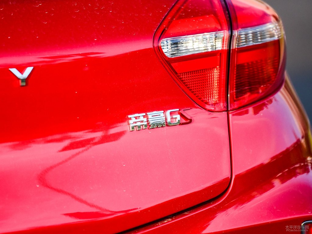 動(dòng)靜紅帝豪GS車尾外觀圖片