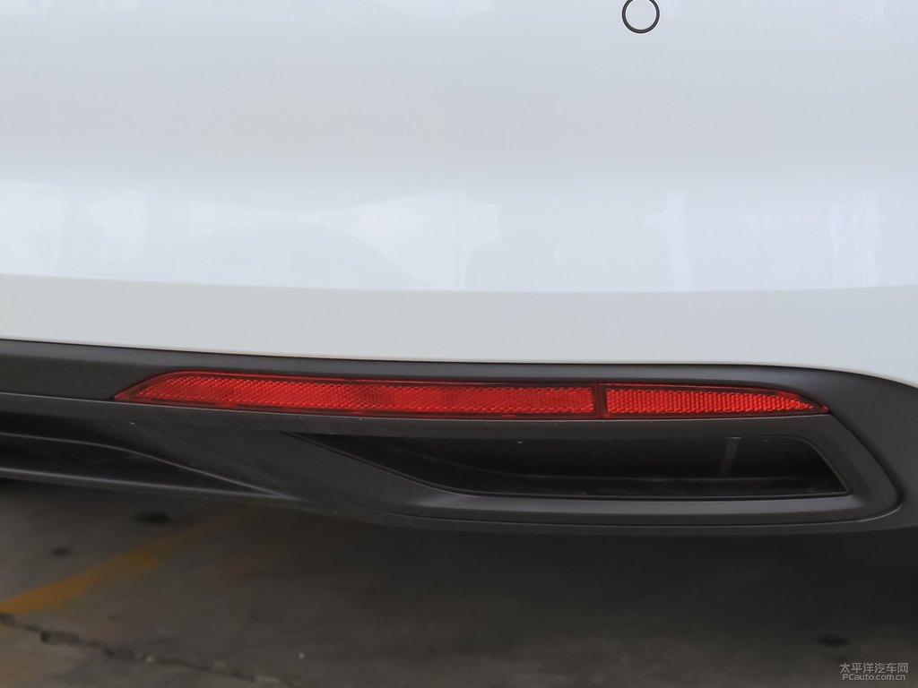 極地白寶來車尾外觀圖片