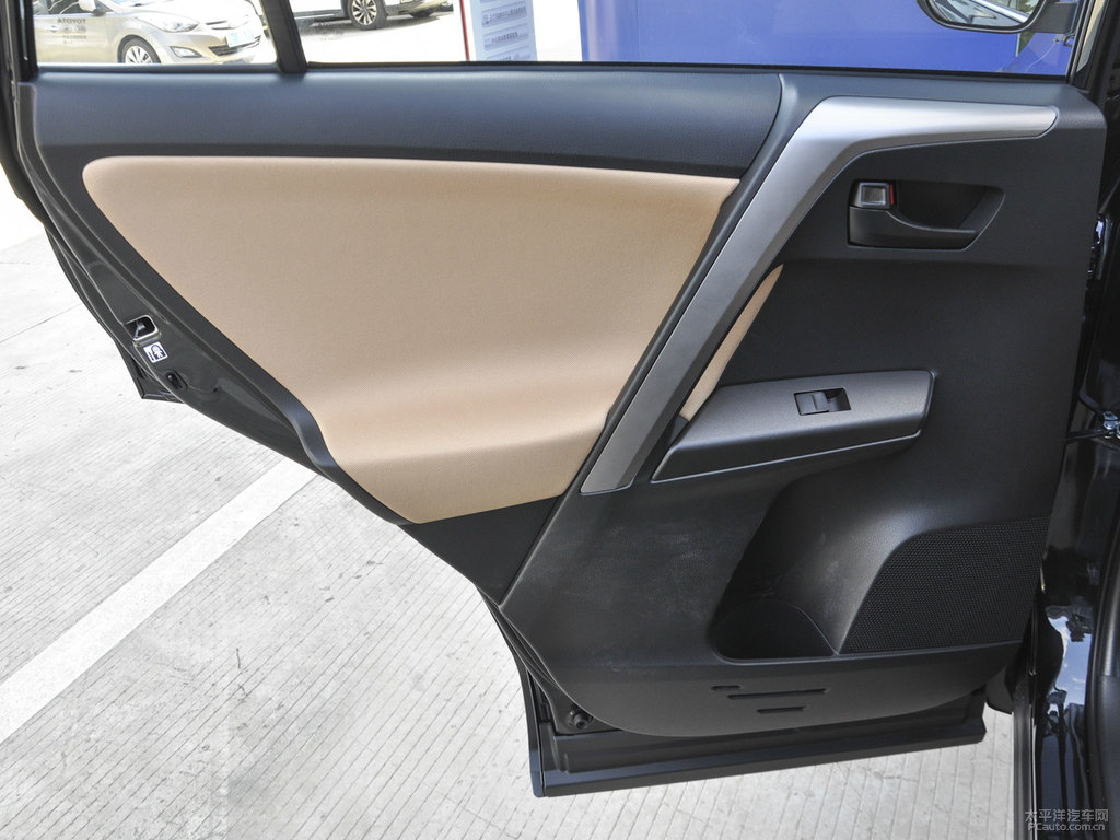 經(jīng)典黑RAV4榮放車廂內(nèi)飾圖片