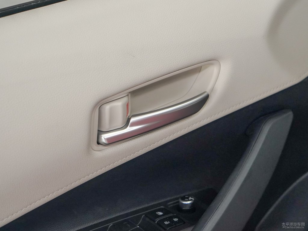 烈焰紅卡羅拉車廂內(nèi)飾圖片