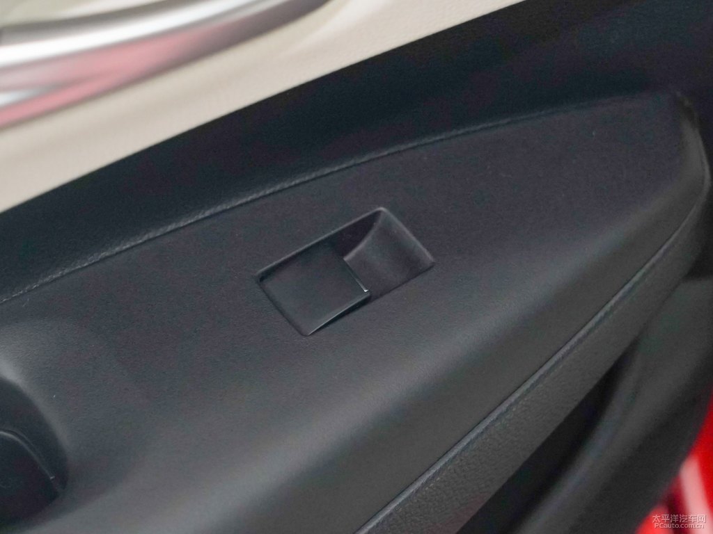 烈焰紅卡羅拉車廂內(nèi)飾圖片