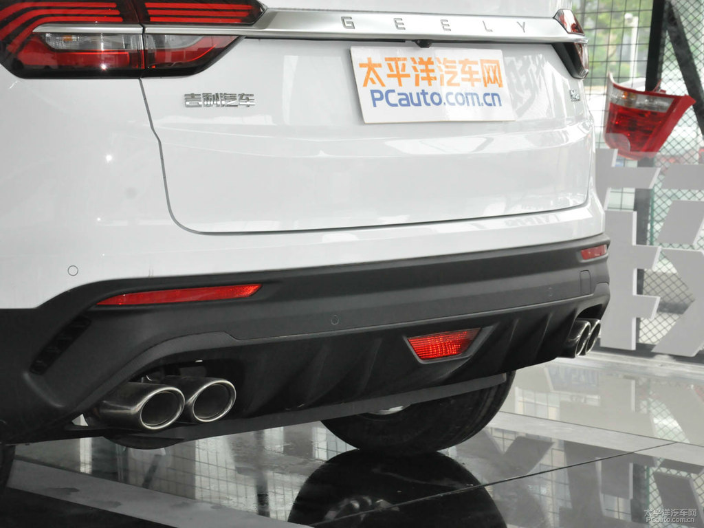 自信白繽越車尾外觀圖片