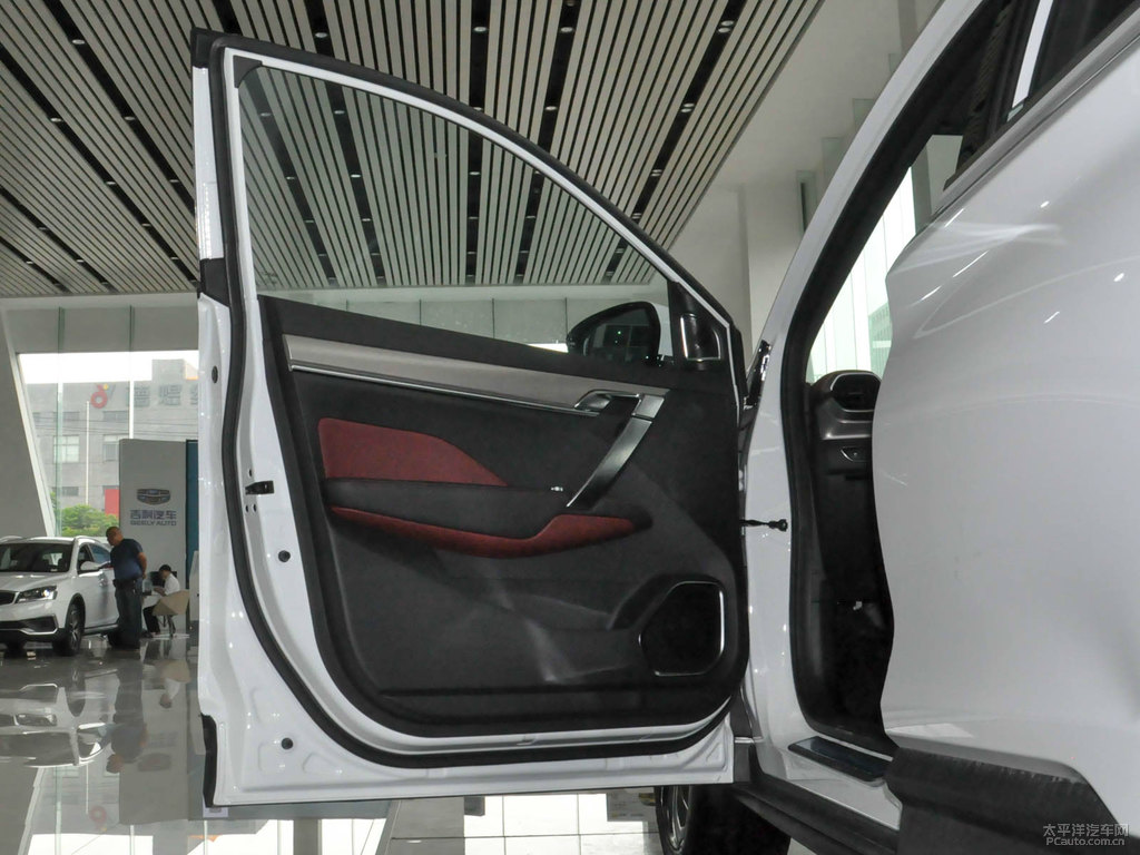 自信白繽越車廂內(nèi)飾圖片