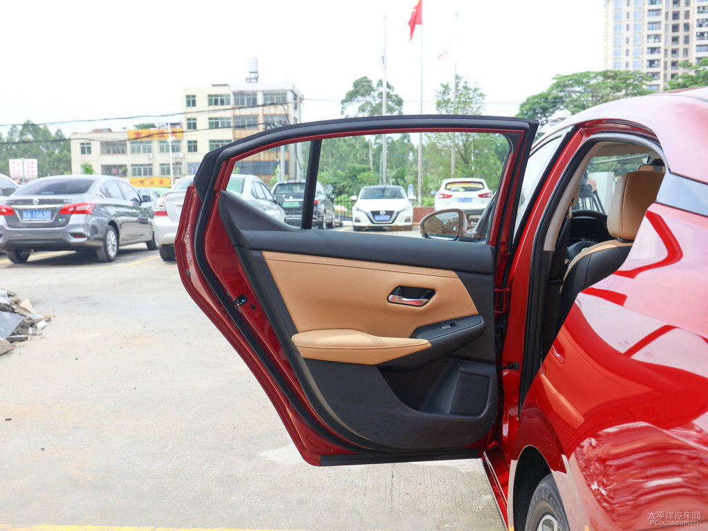 天際紅軒逸車廂內(nèi)飾圖片