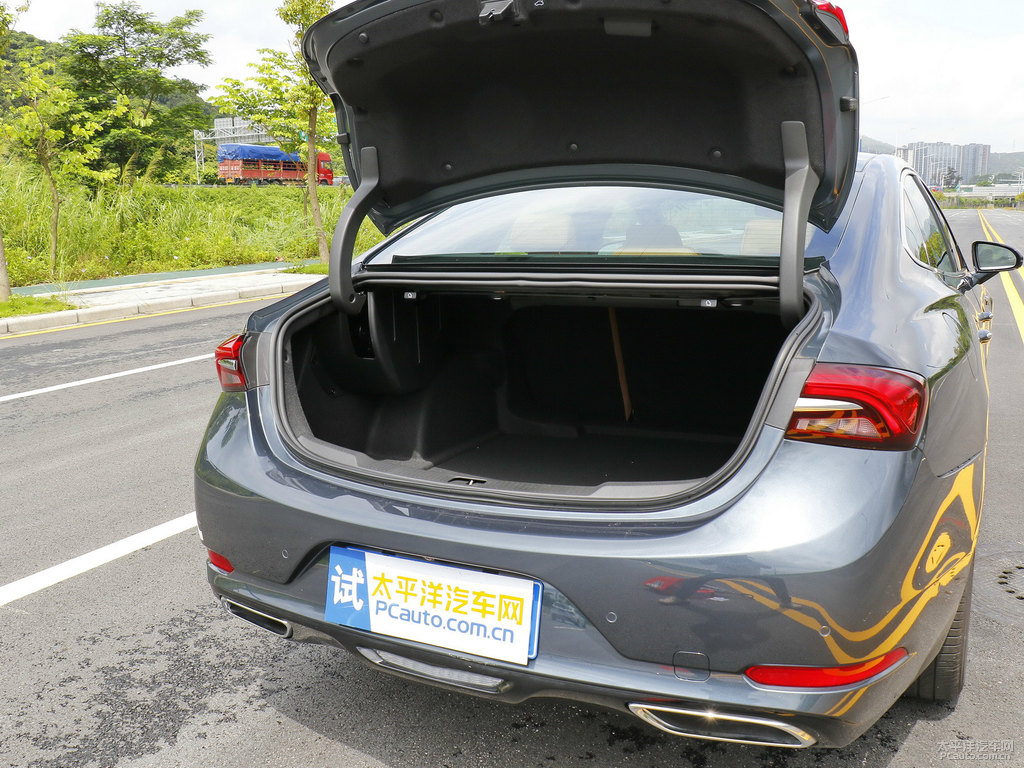 御瓷青君越后備廂空間圖片