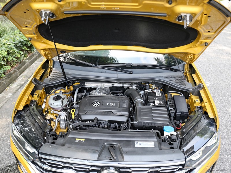 0t涡轮增压发动机,匹配的是7速双离合变速箱,在大众的车上经常见到的