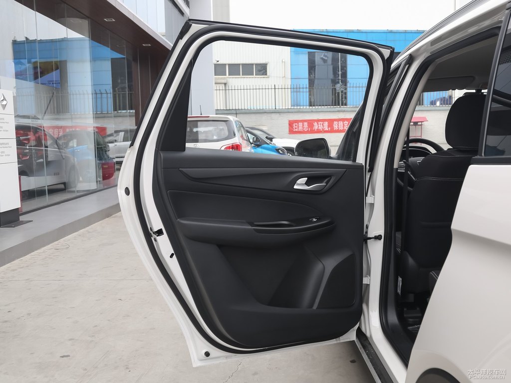 糖果白寶駿730車廂內(nèi)飾圖片