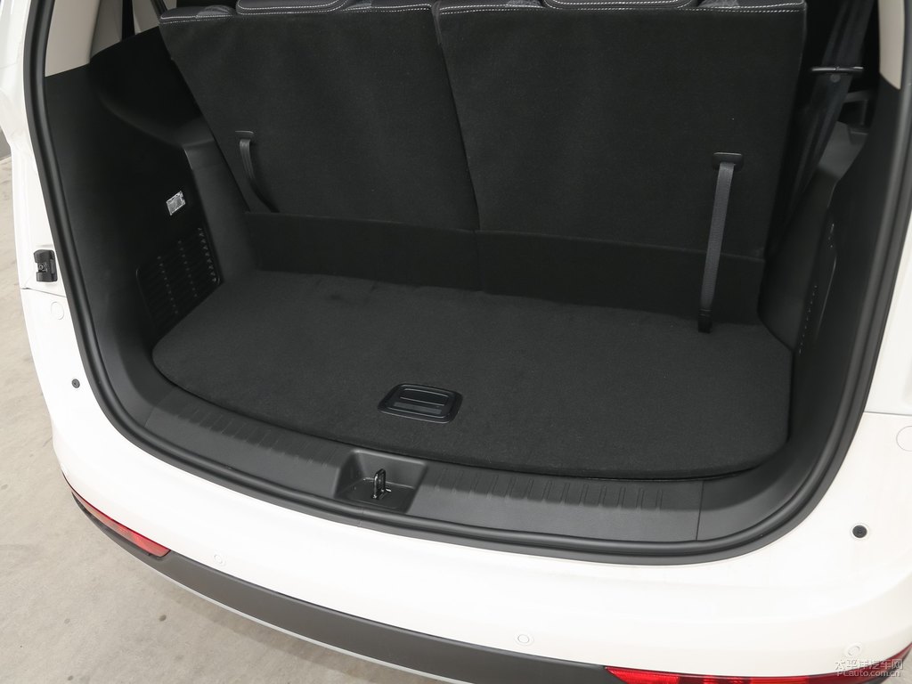 糖果白寶駿730后備廂空間圖片