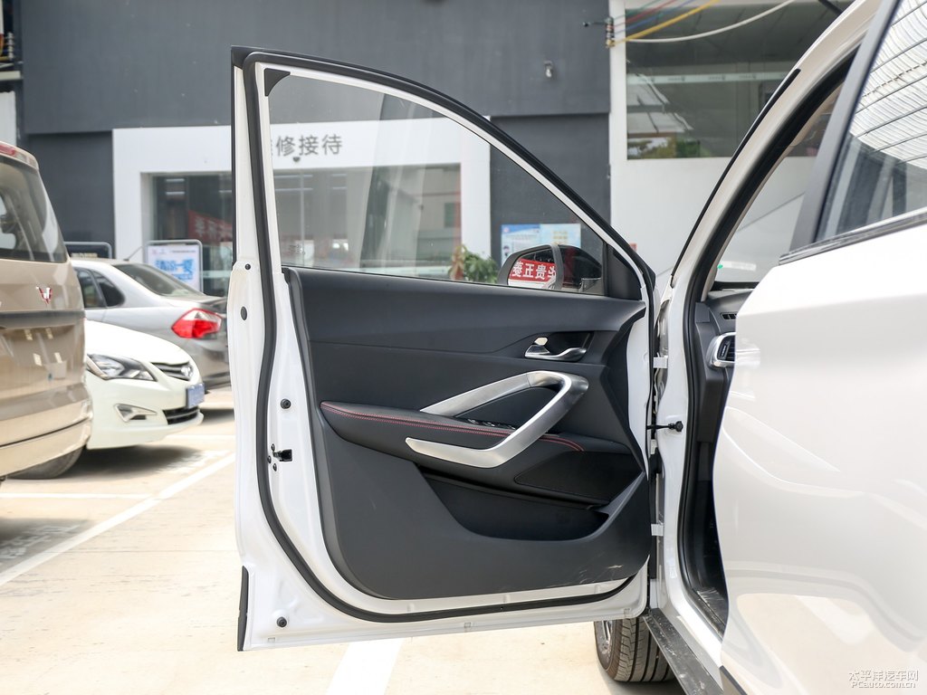 糖果白寶駿510車廂內(nèi)飾圖片