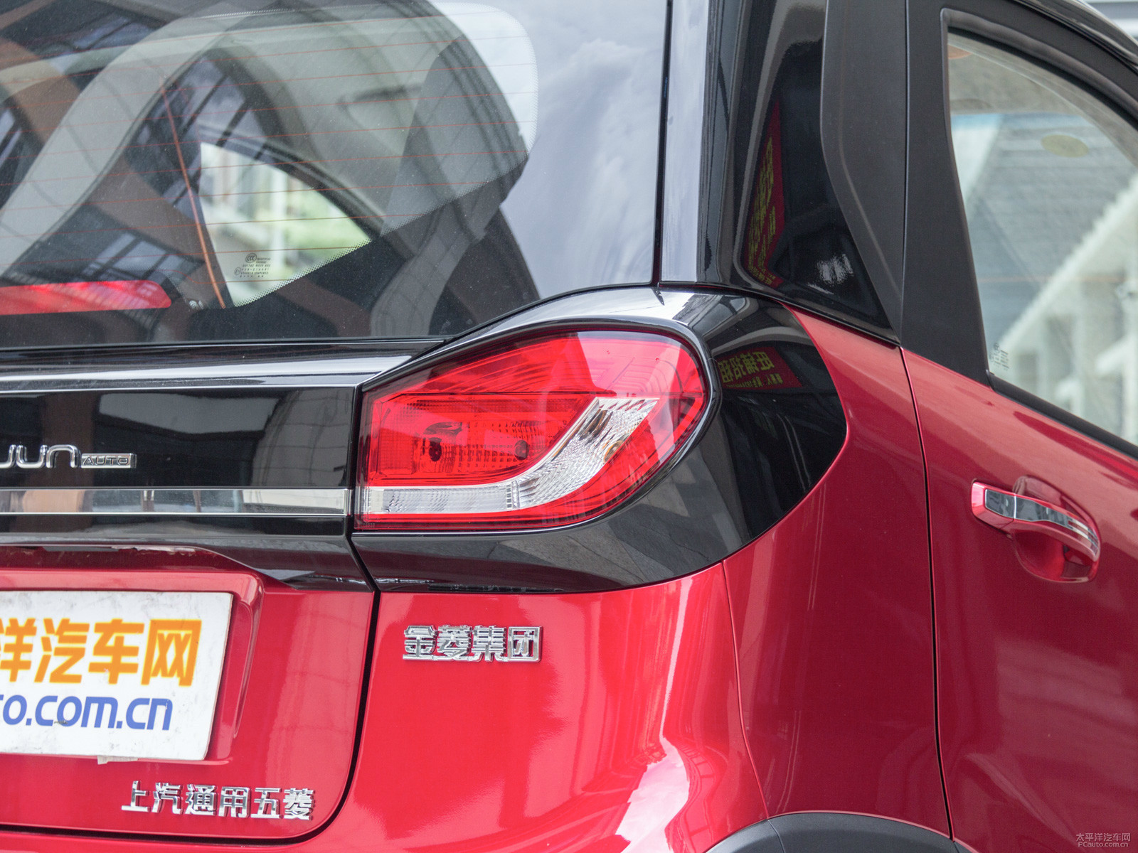寶駿E100外觀高清大圖