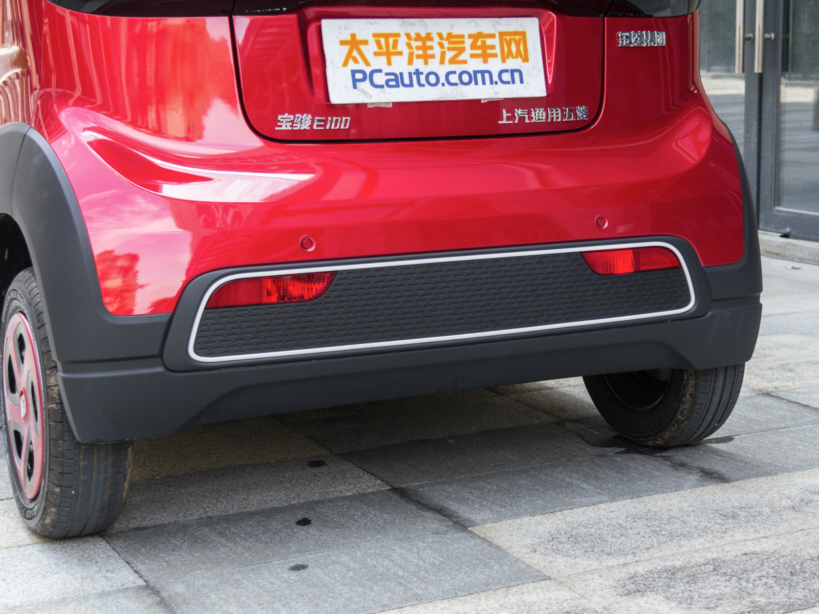 寶駿E100外觀高清大圖