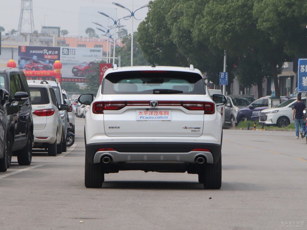閃光冰晶白長(zhǎng)安CS35PLUS整車(chē)外觀外觀圖片