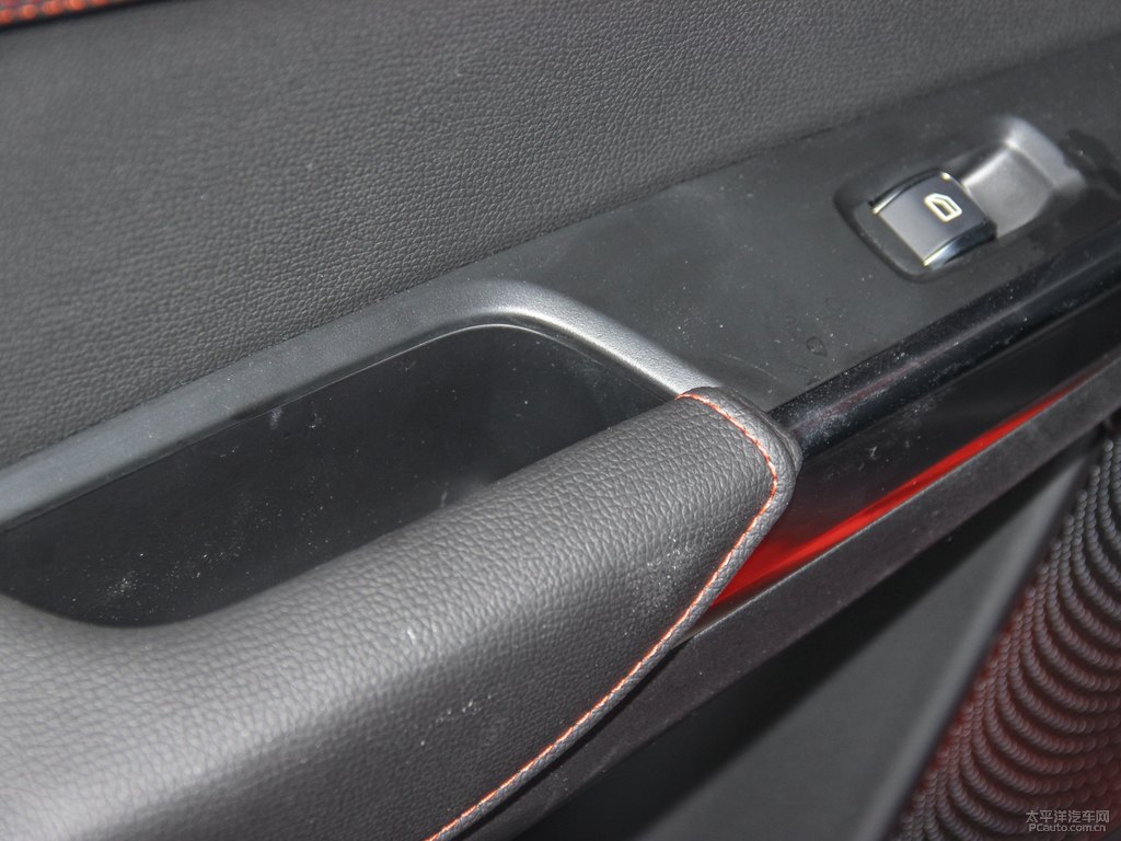 紅色領(lǐng)克01車廂內(nèi)飾圖片
