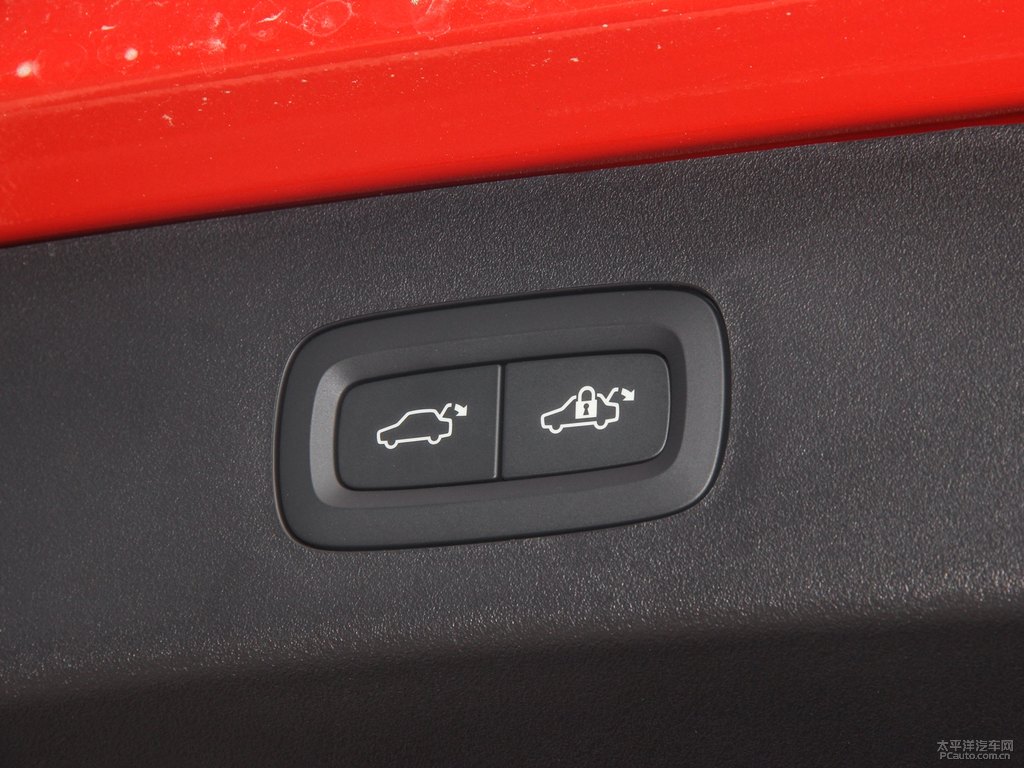 紅色領(lǐng)克01后備廂空間圖片