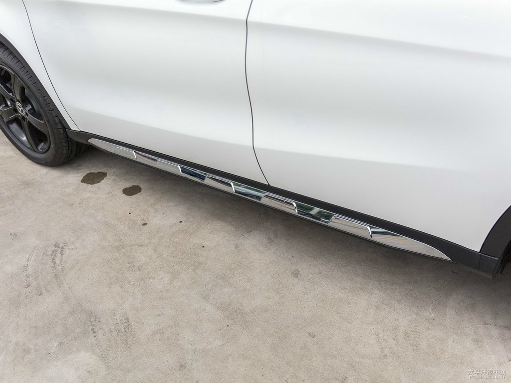 北極白奔馳GLA車(chē)身外觀圖片