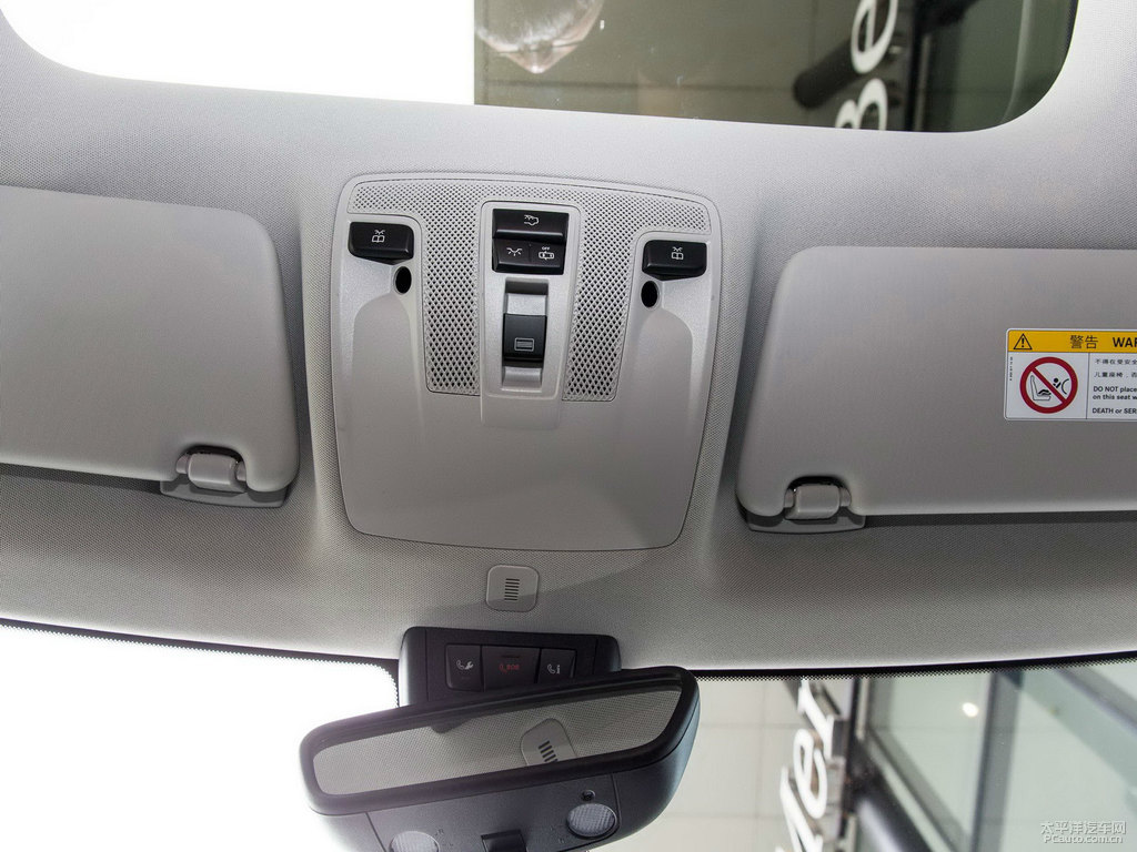 北極白奔馳GLA車廂內(nèi)飾圖片