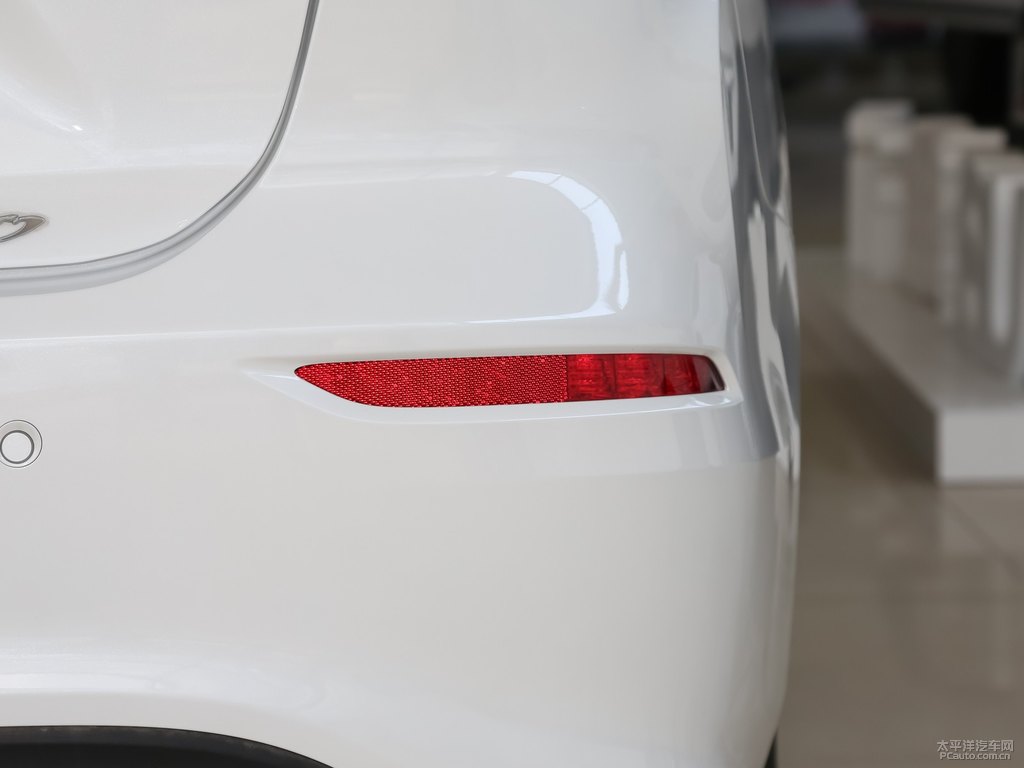 閃光冰晶白逸動車尾外觀圖片