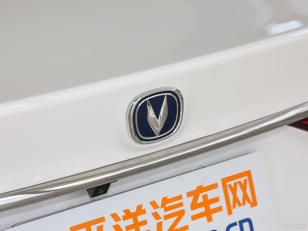閃光冰晶白逸動車尾外觀圖片