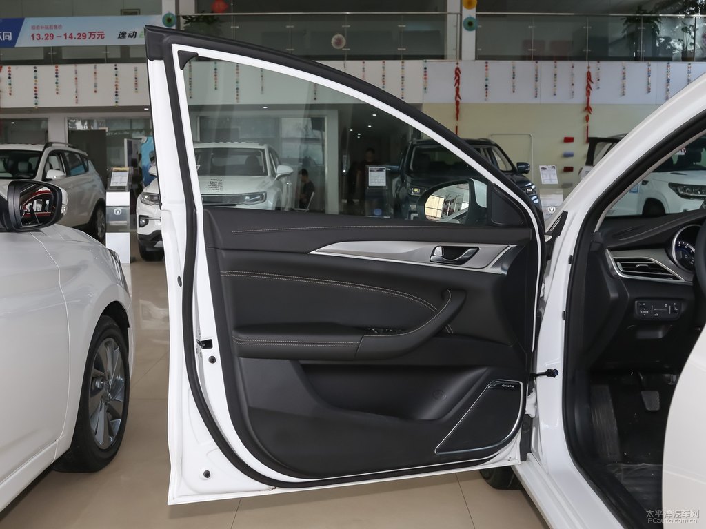 閃光冰晶白逸動車廂內飾圖片