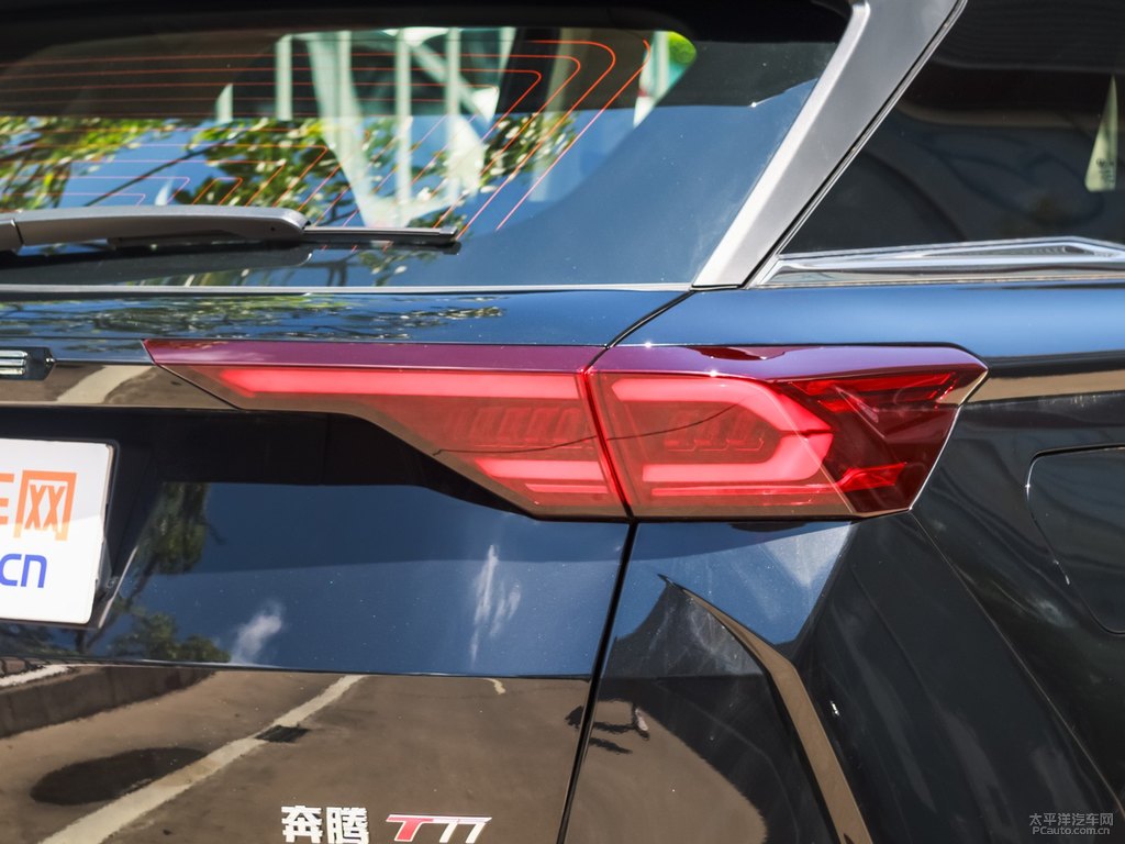 幻影黑奔騰T77車尾外觀圖片