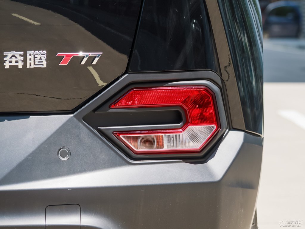 幻影黑奔騰T77車尾外觀圖片