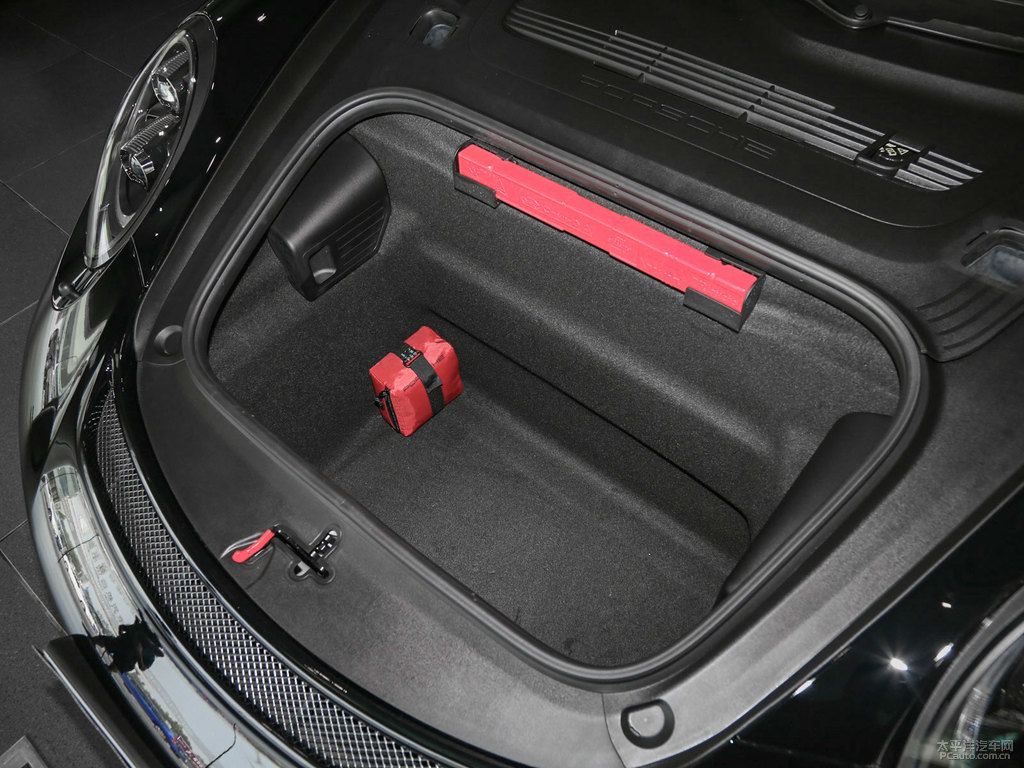黑色保時(shí)捷911后備廂空間圖片