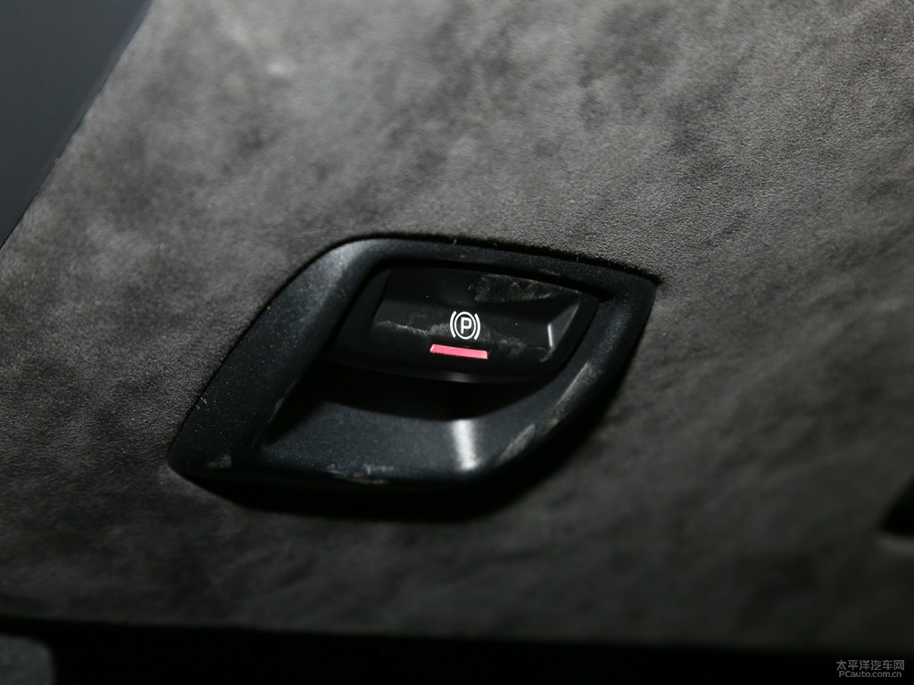 黑色保時(shí)捷911中控內(nèi)飾圖片