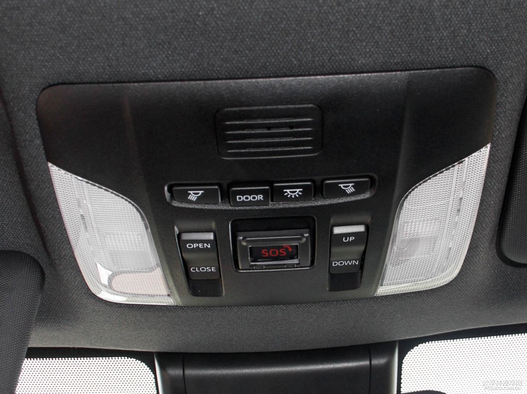 珍珠白雷凌車廂內(nèi)飾圖片