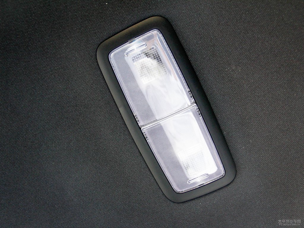 珍珠白雷凌車廂內(nèi)飾圖片