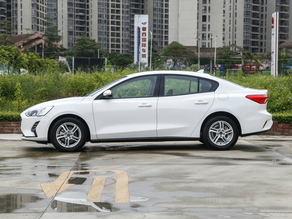 雅韻白福克斯整車外觀外觀圖片