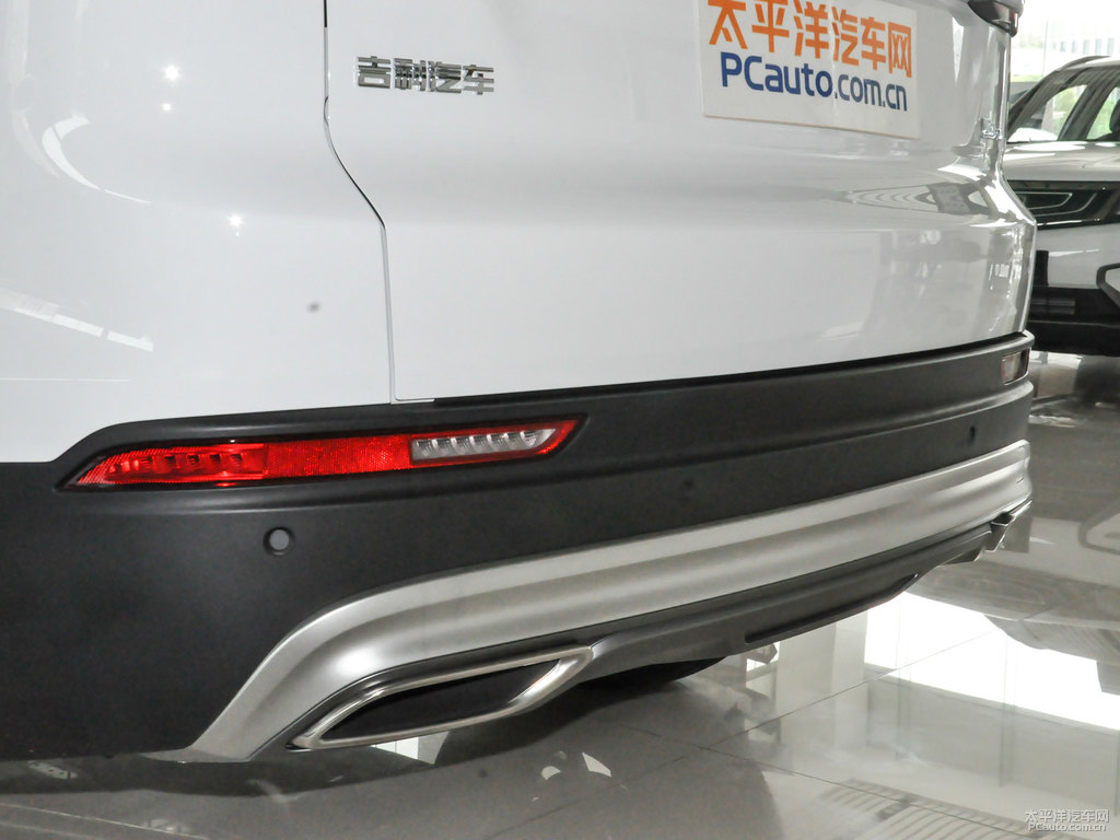 漢玉白博越車尾外觀圖片