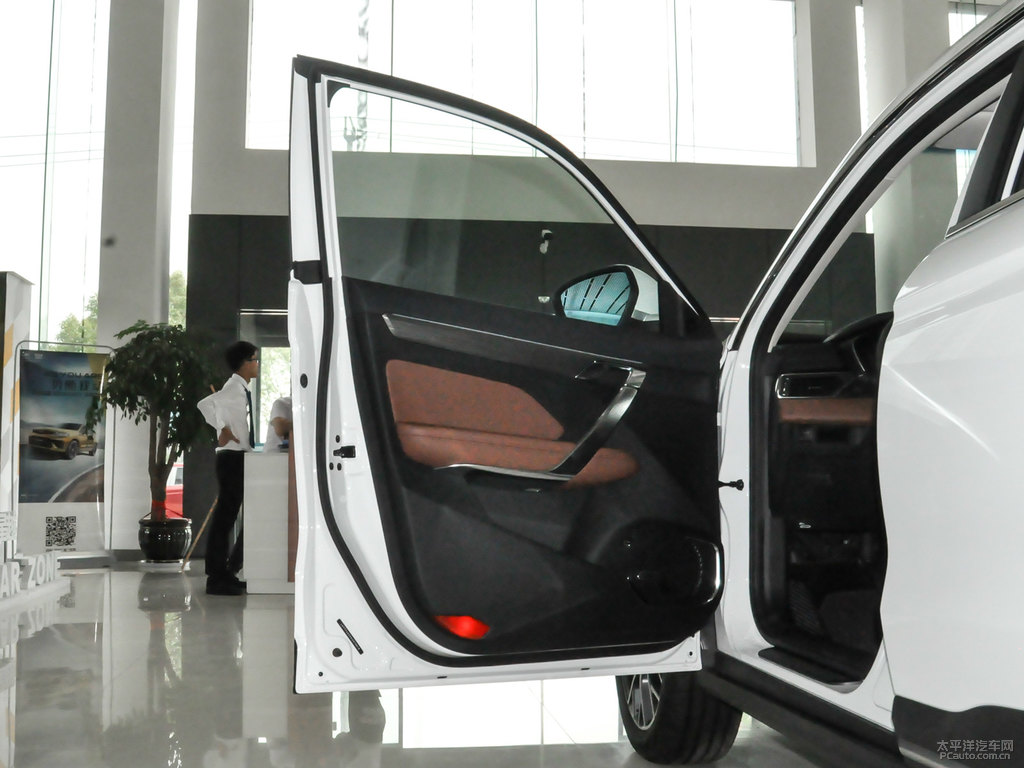 漢玉白博越車廂內(nèi)飾圖片