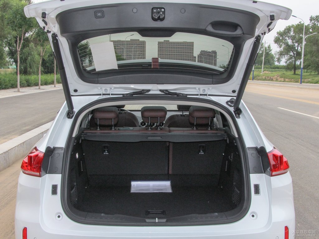 雪域白魏牌 VV5后備廂空間圖片